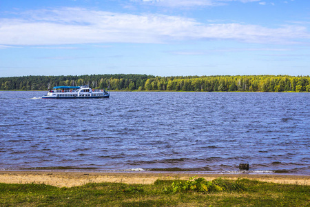 晴天。 科纳科沃附近的伏尔加河。 在河中央的游船。多个地区的俄罗斯。关于旅行假期的网站的背景。