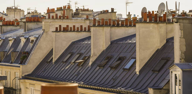 巴黎的屋顶和云层下的烟囱，法国欧洲