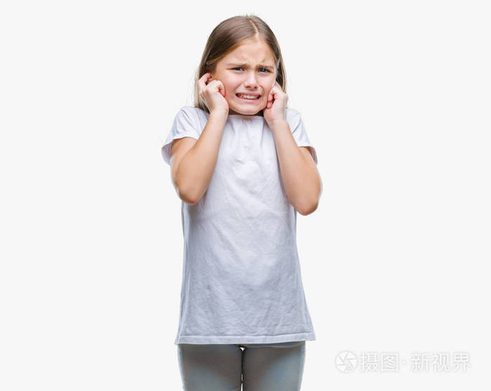 年轻漂亮的女孩在孤立的背景上,用手指遮住耳朵,对响亮的音乐的声音