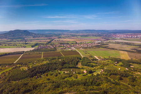 巴拉顿湖附近匈牙利风景的空中农业图片