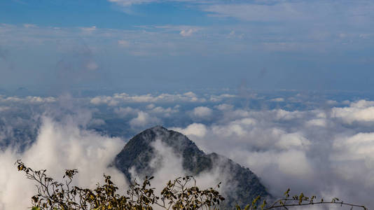 巴西山脉日落时令人叹为观止的风景，云层覆盖着下面的山谷。 雾和雾覆盖了秋景下面的山谷，感觉寒冷。