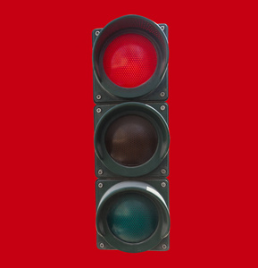 红底隔离的红色交通灯