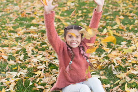 小孩子与秋天叶子。秋天的叶子和自然。快乐的童年。学校时间。秋天森林里快乐的小女孩。太美了好心情在任何天气。快发疯了感觉完全自由