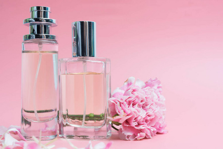 粉红色背景上的漂亮香水瓶