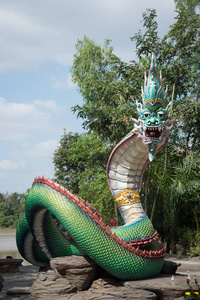 泰国寺庙中的纳加雕像。