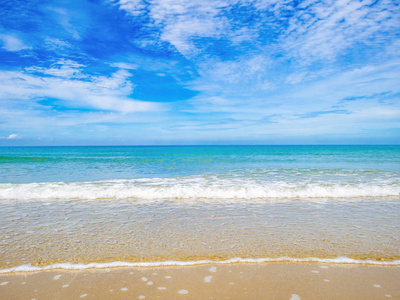 热带田园的海洋蓝天和美丽的海滩在度假时间假日海滩夏季概念。