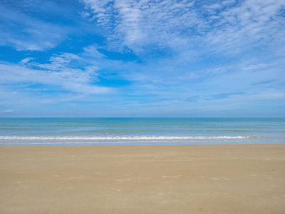 热带田园海洋蓝天和美丽的海滩在度假时间，假日海滩，夏季概念。泰兰