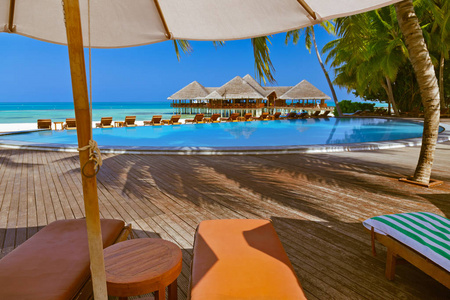 马尔代夫海滩自然度假背景游泳池和咖啡馆
