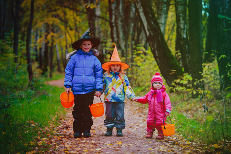 孩子在万圣节服装戏法或治疗秋季自然