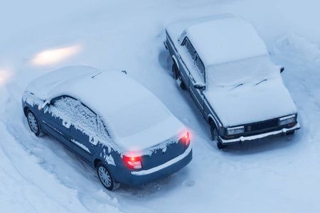 两辆白雪覆盖的汽车的俯视图