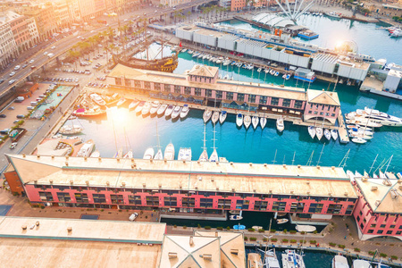 热那亚港在阳光下的俯视图意大利