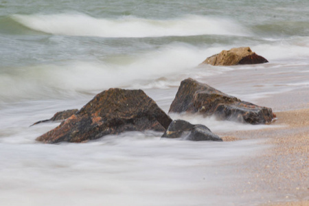 海岩正在爆发强大的波浪。
