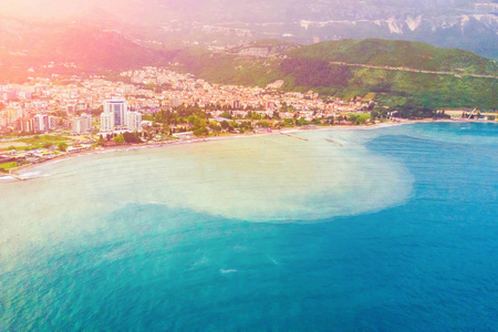 海岸线。 美丽的城市在阳光下靠近海景