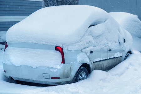 暴风雪中白雪覆盖的白色汽车