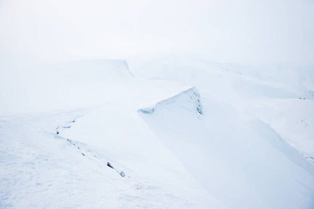 雪中的山有雾。 冬季景观