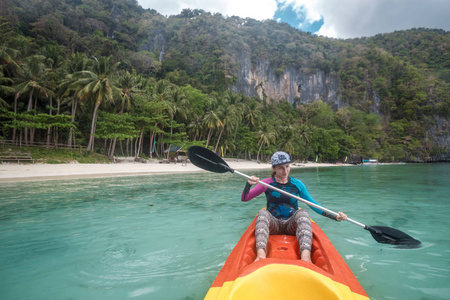 妇女在海岛山划独木舟。菲律宾巴拉望 Nido 的皮划艇