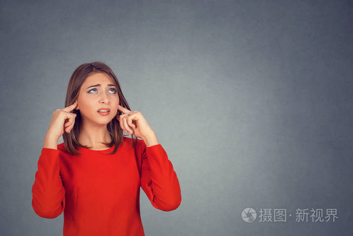 肖像年轻烦恼不快乐的压力女人捂住耳朵抬头说停止大声喧哗你给我头痛