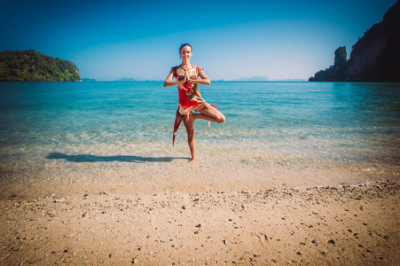 适合女性在夏季海滩放松和练习瑜伽。 放松和冥想的概念