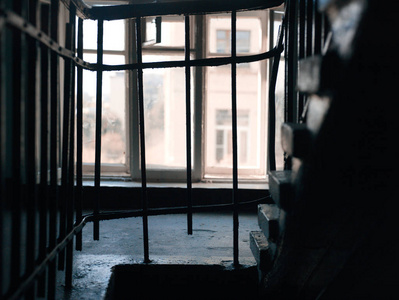 楼梯和窗户两端用金属条对光过滤的镜头