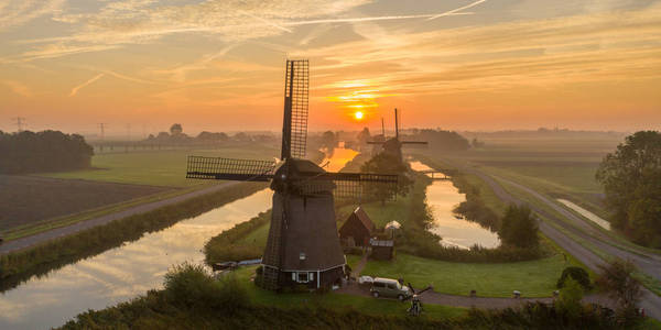 日出在荷兰风车上