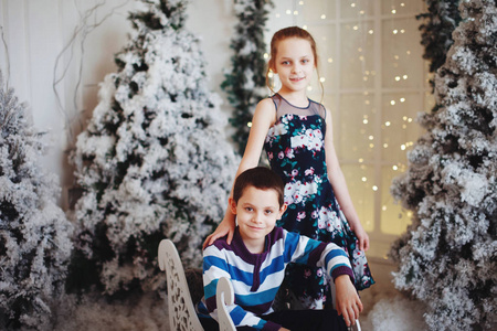 圣诞树旁快乐美丽的男孩和女孩
