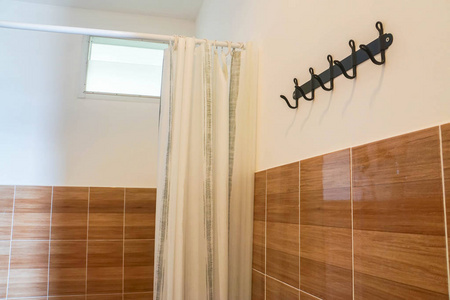 浴室内部有窗帘和钢制吊架图片