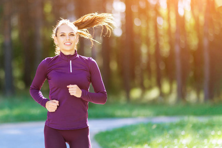 跑步的女人。 女跑步者在公园户外慢跑。 健身运动和减肥概念