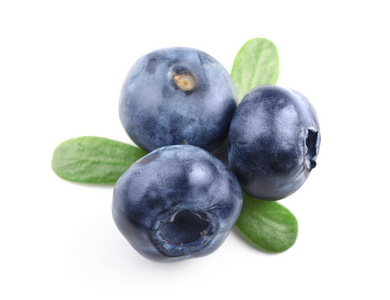 白色背景下成熟的蓝莓