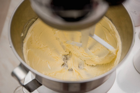面团混合机面包机中的面粉和黄油