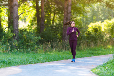 跑步的女人。 女跑步者在公园户外慢跑。 健身运动和减肥概念
