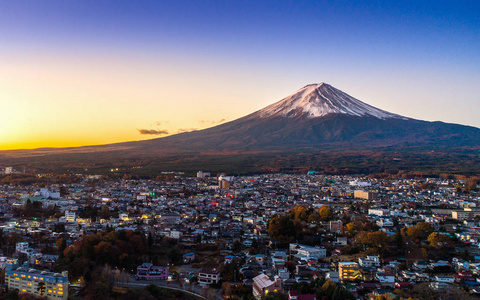 富士山和Kawaguchiko湖在日落秋季富士山在日本山町。