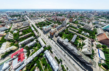 与空中城市景观 十字路口 道路 房屋 建筑物 公园及停车场。阳光灿烂的夏天全景图像