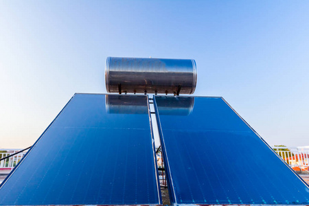 使用可再生太阳能的水板被放置在屋顶太阳能热水系统上。 现代节能技术