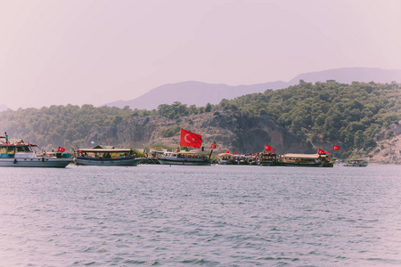 阿兹马克河阿克亚卡穆格拉土耳其。 自然构成。 夏季背景。 带湖的乡村景观。 船在阿兹马克河上航行。 人们正在阿克亚卡村的阿兹马克