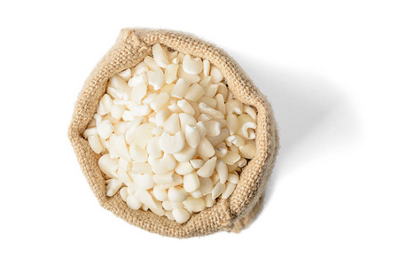 白色玉米粒在白色背景上分离的麻袋中