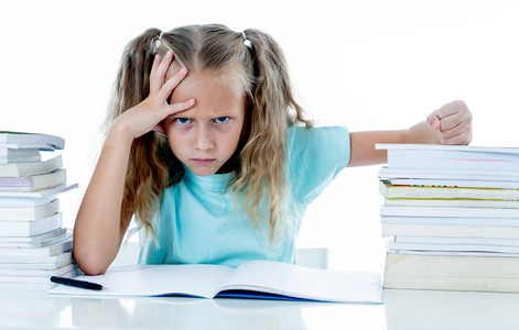 愤怒的小女孩，在学习太多，有太多的家庭作业孤立在白色背景下，对学习和学校持消极态度。 儿童教育概念