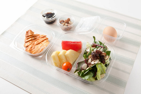 提供午餐盒式食物，包括各种水果和配菜