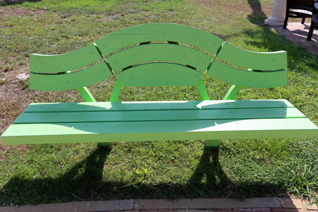 以色列北部开放的城市公园里有一个长凳