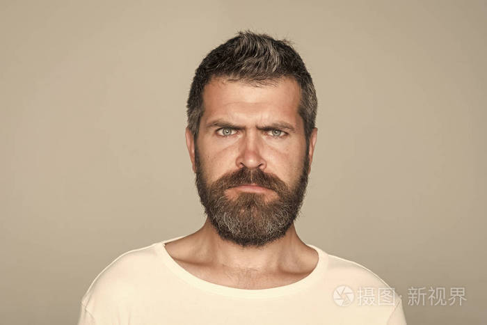 严肃的脸上长胡子的男人