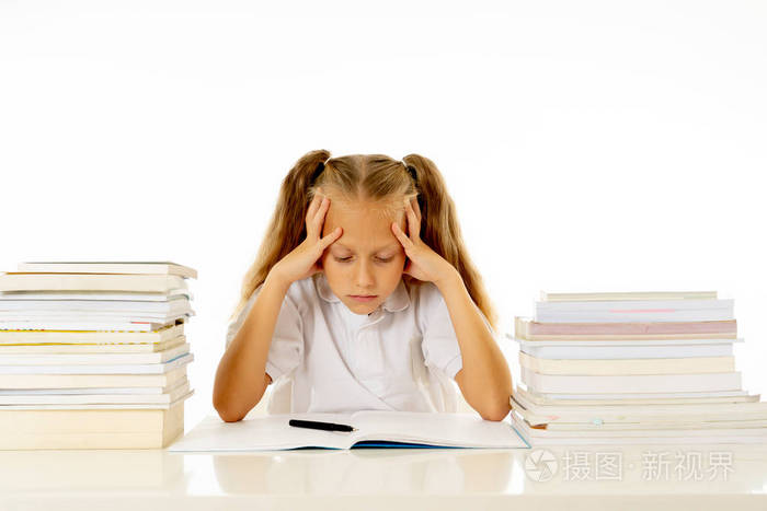 悲伤而疲惫的可爱女学生坐在压力下做作业太多的学习和教科书儿童教育