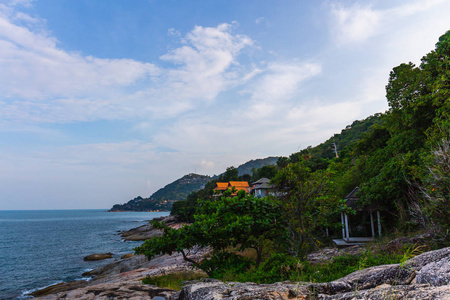 拉德科观景点在海边，大岩石海滩与美丽的海滨别墅在沙翁，苏梅岛，泰国。