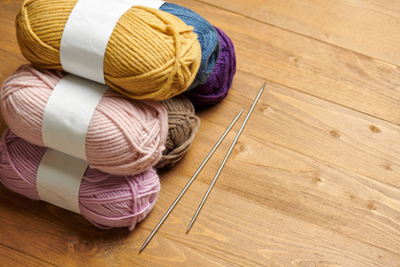 木制背景编织的彩色羊毛线