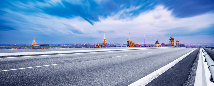 空沥青公路与现代城市景观纽约