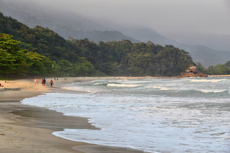 巴西海滩科斯塔韦德绿色海岸在特里德附近的帕拉蒂。 里约热内卢州。 观看马塔热带雨林山。