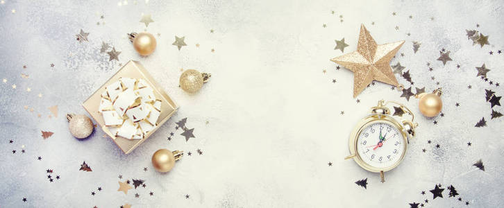 圣诞节或新年组合框架灰色背景与金色圣诞装饰星星雪花球闹钟礼品盒横幅顶部视图