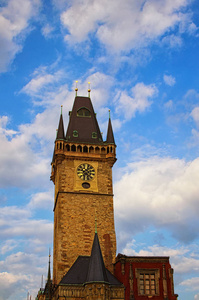 旧市政厅的背景是蓝天白云。 捷克共和国布拉格老城广场。