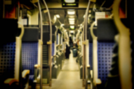 模糊背景图像。现代火车上舒适的座位。 运输。 旅行。 现代欧洲城市的地铁车