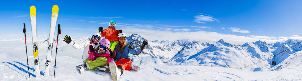 幸福的家庭在法国的瓦尔索林3山谷享受寒假。 在高山上玩雪和太阳。 寒假。