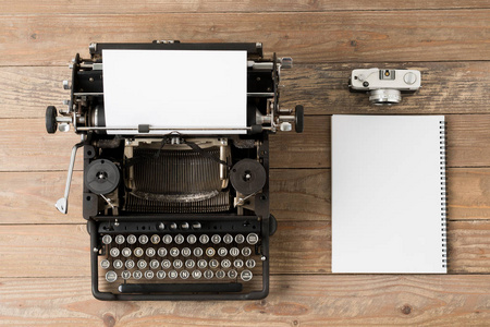 工作室复古风格打字机的俯视图