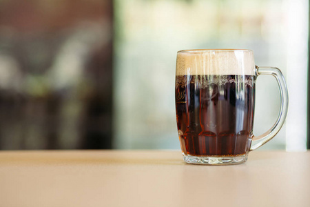 玻璃杯满啤酒的水平照片
